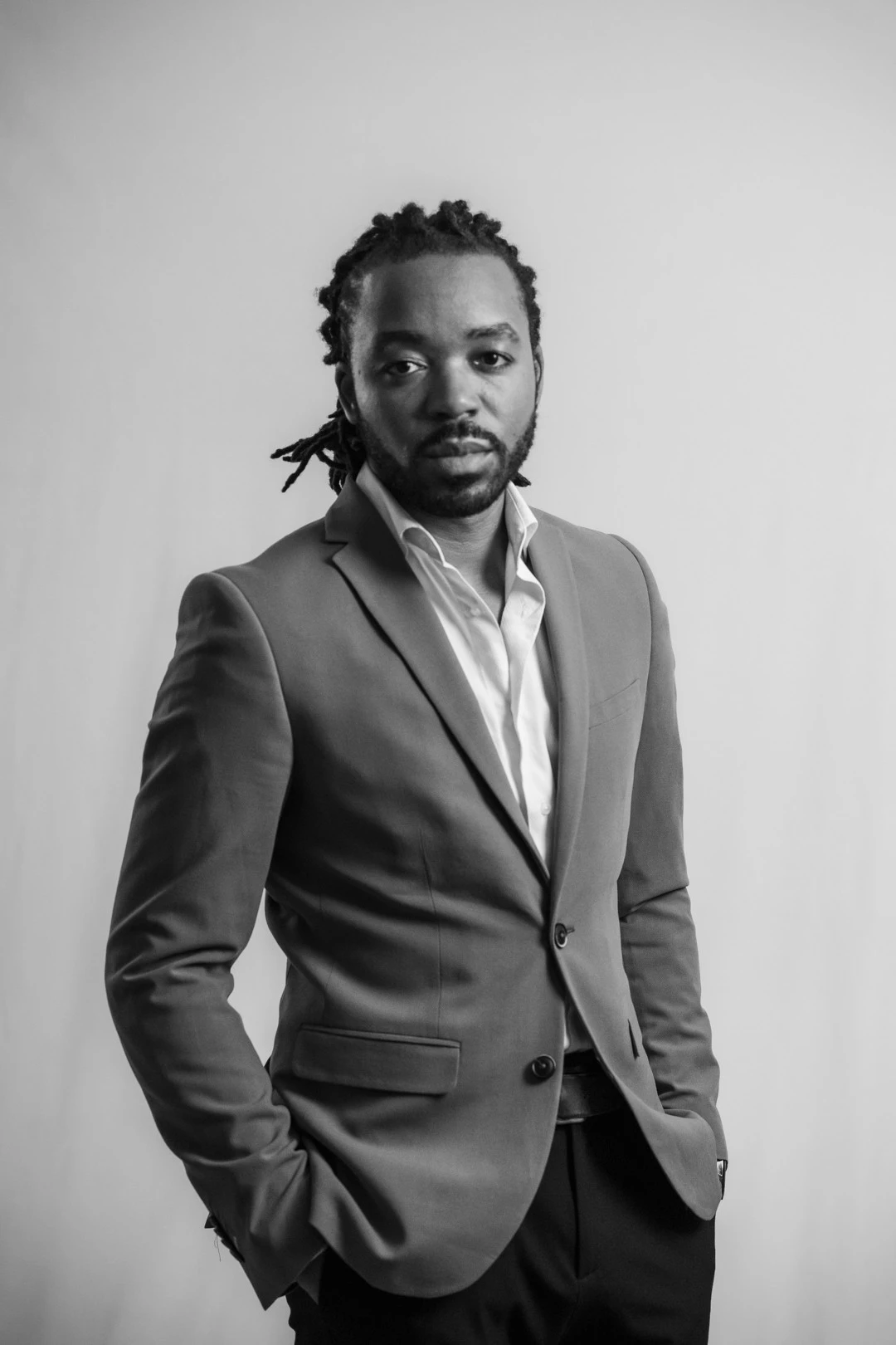 Portrait d'un consultant en technologie sur fond neutre