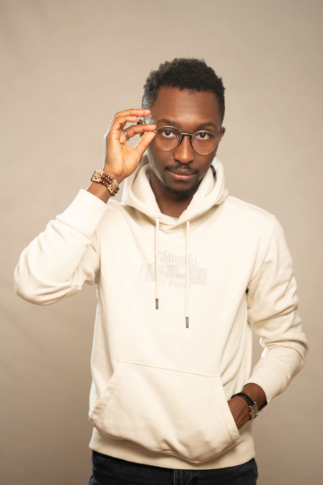 Portrait d'une avocate en robe devant la bibliothèque du cabinet